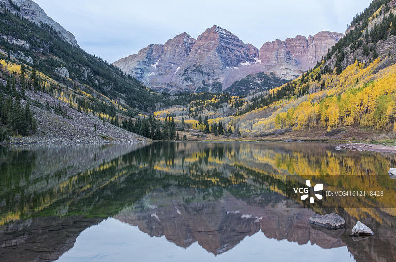 栗色钟秋景图片素材