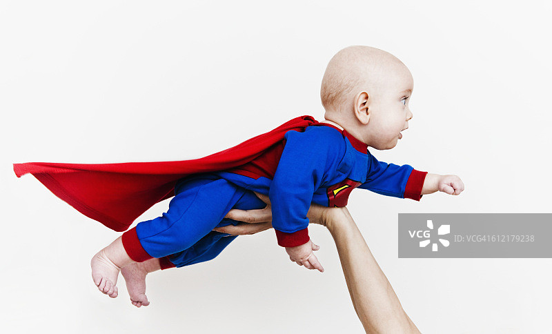 穿着超级英雄服装的婴儿图片素材