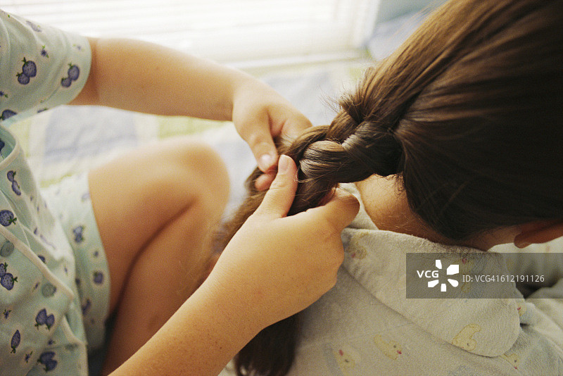 给女孩编辫子图片素材