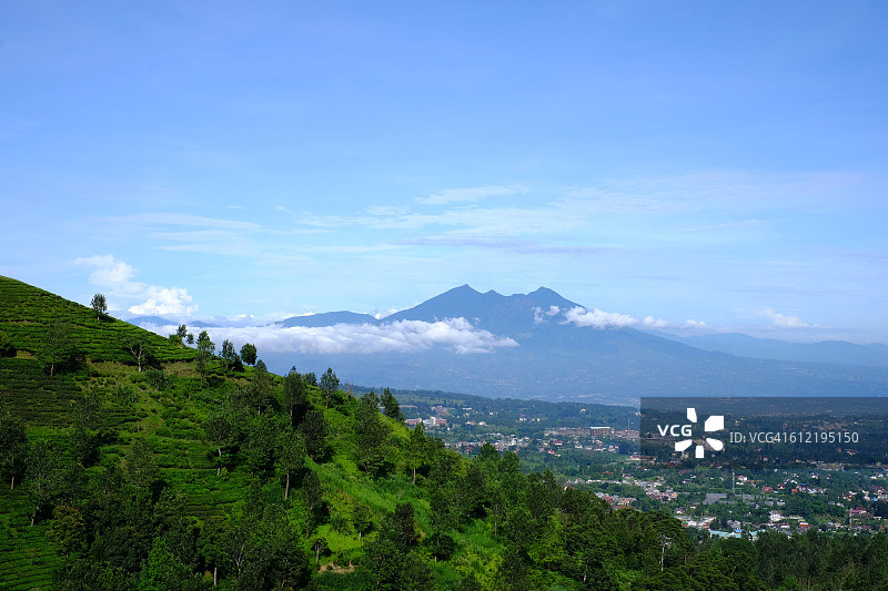 萨拉克山顶的晴朗蓝天，西爪哇图片素材