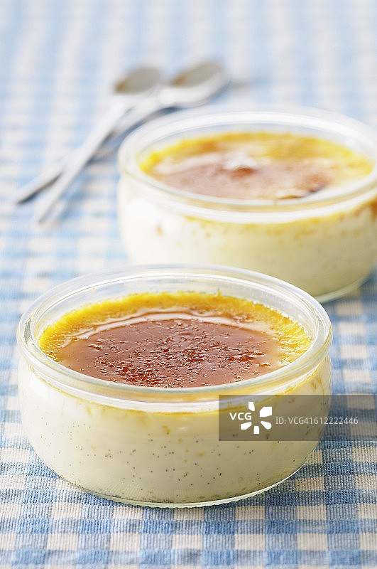 两个玻璃烤盅中的焦糖布丁图片素材