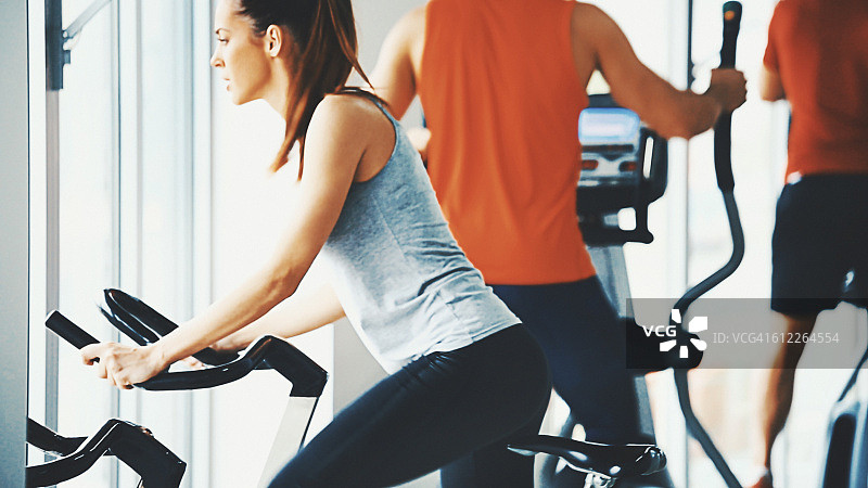 在健身房里骑自行车图片素材