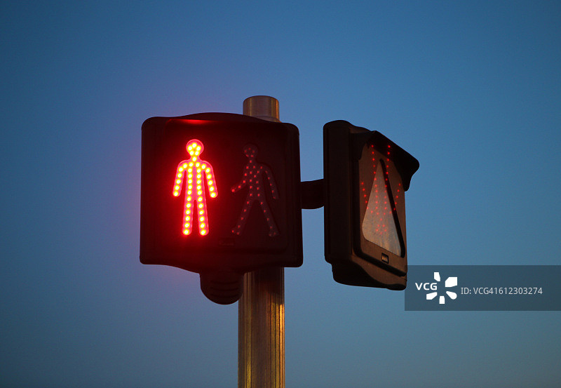 法国尼斯“禁止通行”交通灯标志图片素材