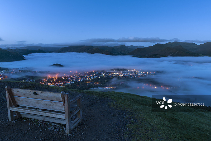 清晨从拉特里格看到的凯斯维克景色，德温特湖被一层雾覆盖。摄于2016年秋季，英国湖区国家公园图片素材