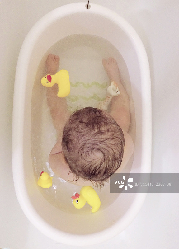 宝宝的沐浴时间（俯视）图片素材