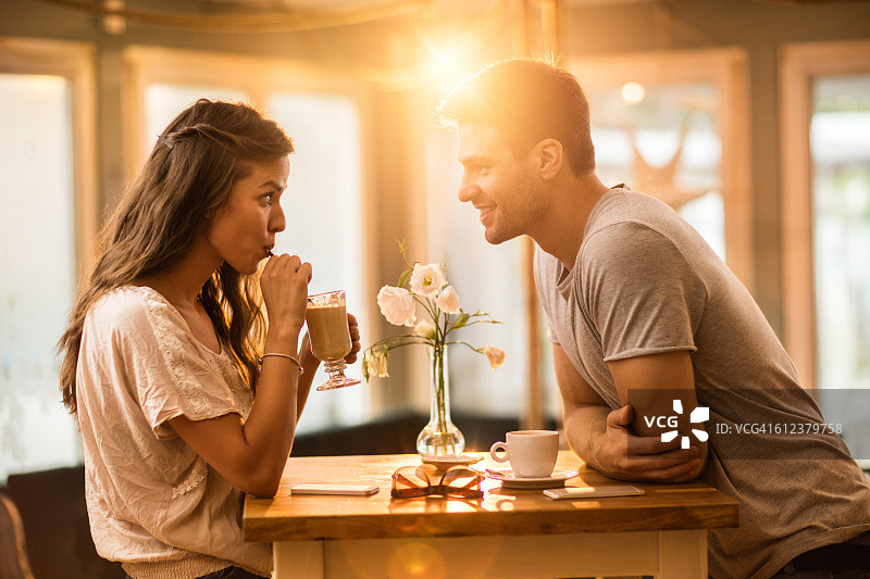 年轻情侣在咖啡馆共度美好时光图片素材