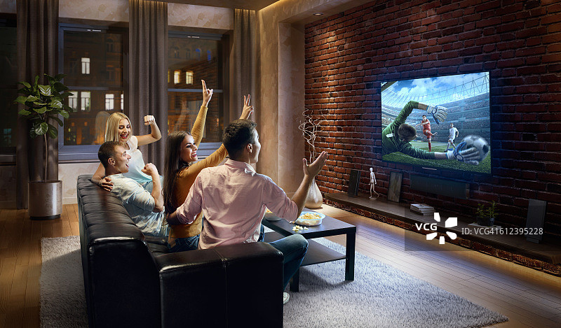 情侣在电视上看足球比赛图片素材