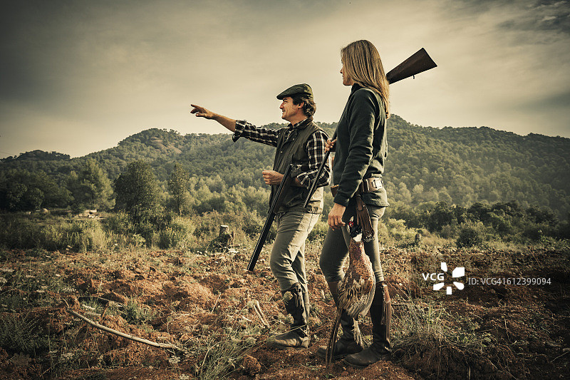 男人和女人一起打猎图片素材