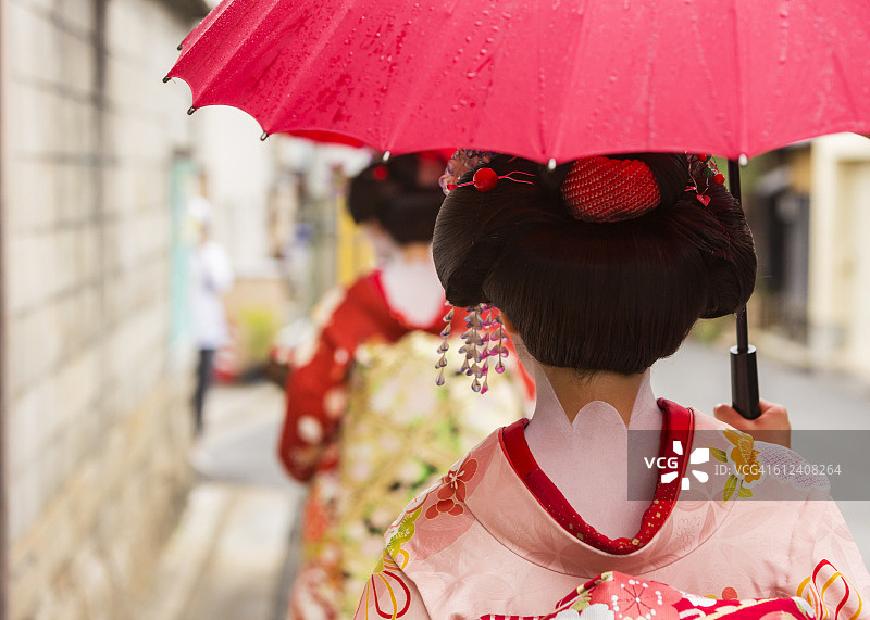 穿着传统和服的日本舞妓图片素材