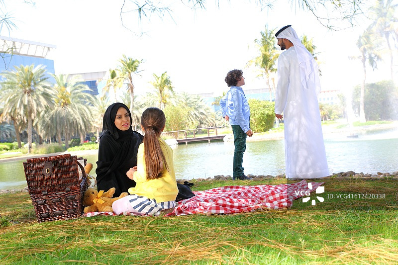 在户外野餐的快乐阿拉伯家庭图片素材