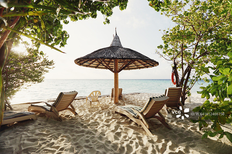 面向日落的日光浴躺椅海滩度假村图片素材