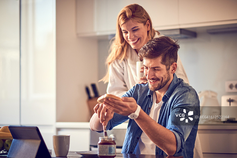 情侣享受早餐图片素材