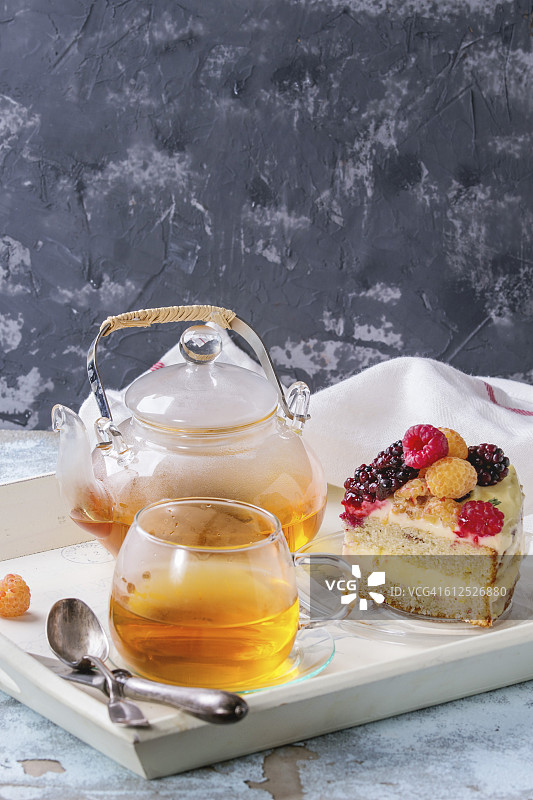 覆盆子柠檬蛋糕和茶图片素材