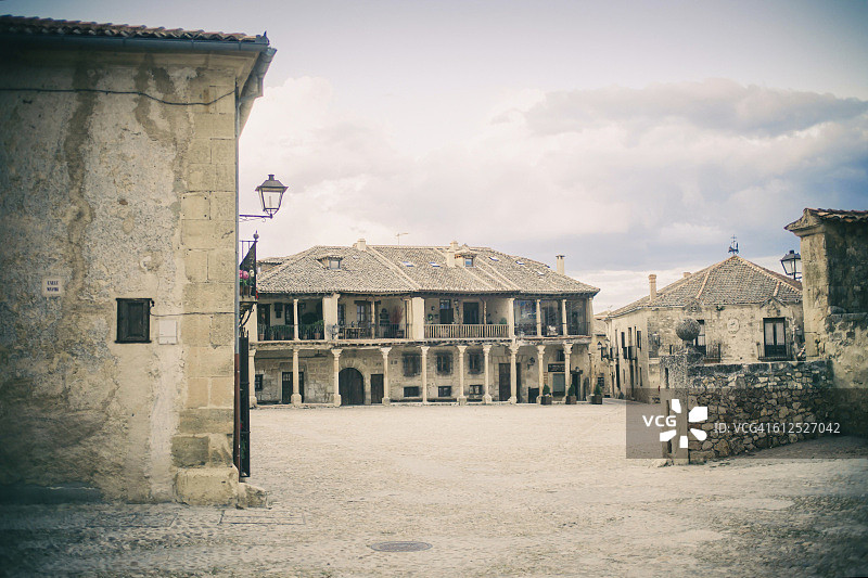 西班牙塞戈维亚省佩德拉萨德拉谢拉的马约尔广场图片素材