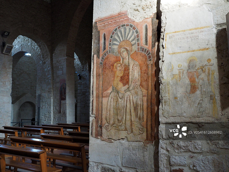 意大利韦诺萨 Santissima Trinità 修道院的宗教壁画图片素材