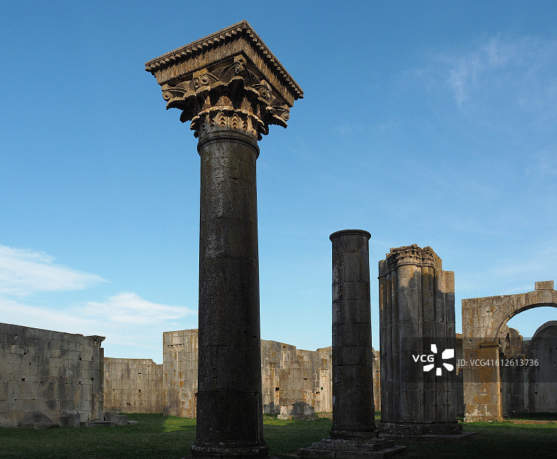 意大利南部巴西利卡塔圣三一韦诺萨修道院的科林斯柱式柱头图片素材