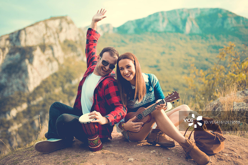 嬉皮士情侣在山上享受乐趣图片素材