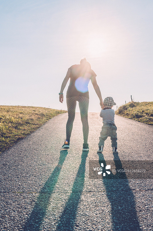 在父母的帮助下，宝宝迈出人生的第一步图片素材