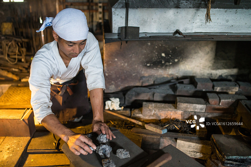 日本铁匠挑选用于锻造剑的特殊钢材图片素材
