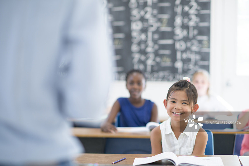 学生们在前面听老师讲课图片素材
