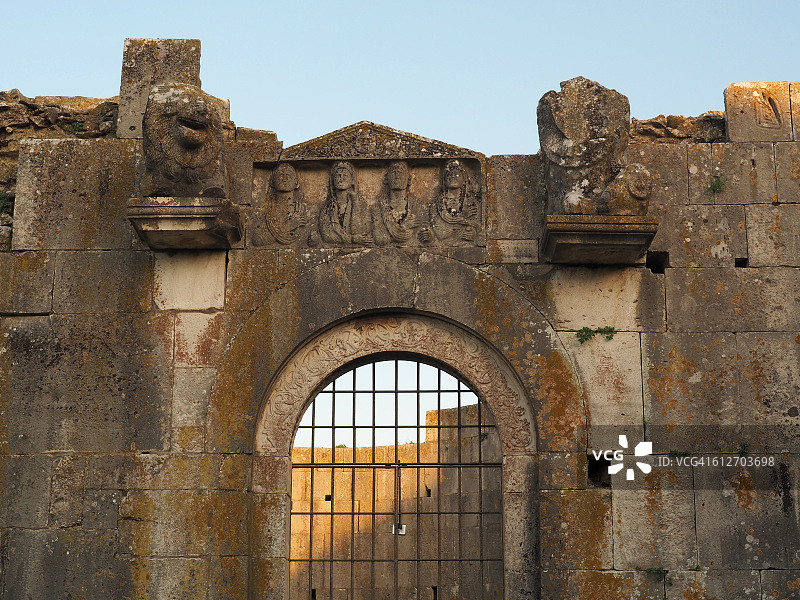 用两座狮子雕像装饰的门，意大利南部巴西利卡塔韦诺萨修道院图片素材