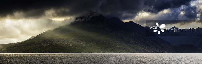 苏格兰斯凯岛库林山脉上空的阳光与暴风云图片素材