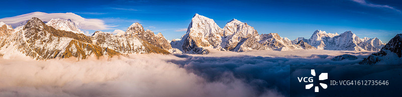 珠穆朗玛峰国家公园：喜马拉雅山脉云端之上的山峰全景，尼泊尔图片素材