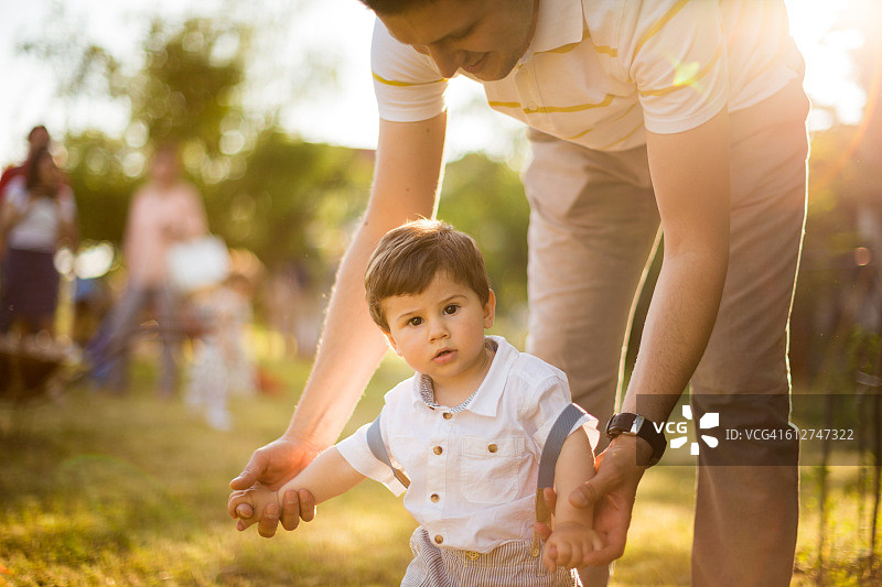 困惑的小男孩图片素材