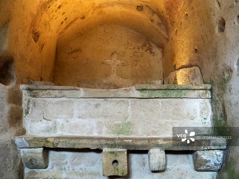 意大利南部马泰拉萨西岩石教堂内的古代石棺图片素材