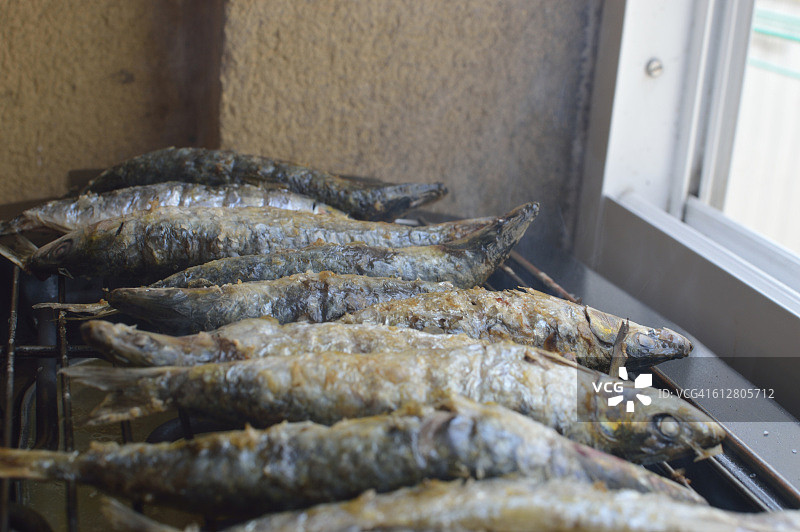 在家烤沙丁鱼图片素材