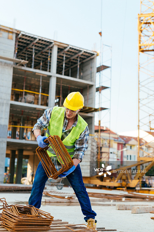 建筑工地和移动中的工人图片素材