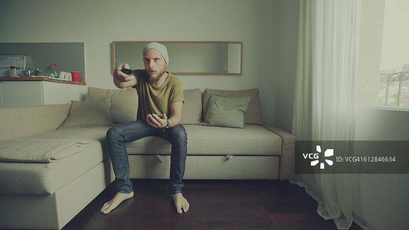 男子在家看电视图片素材