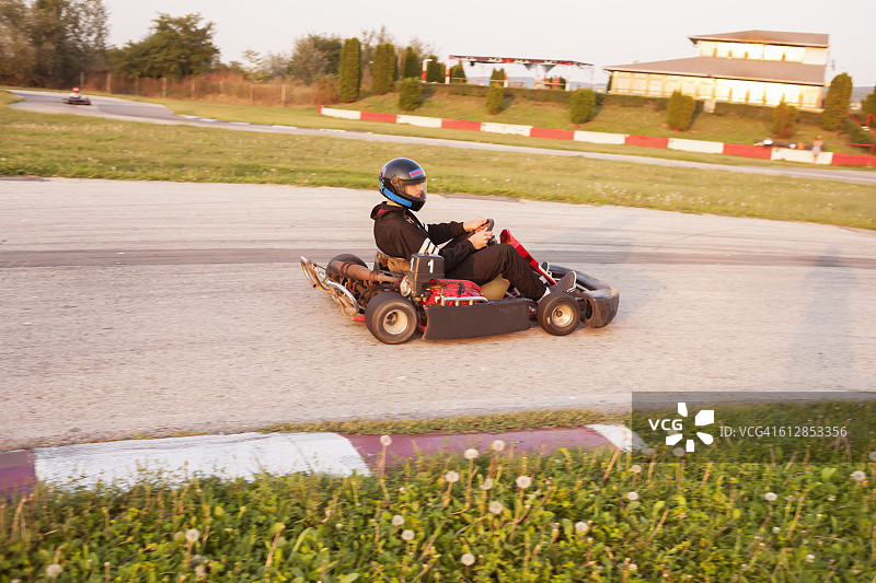 在游乐园的朋友们图片素材
