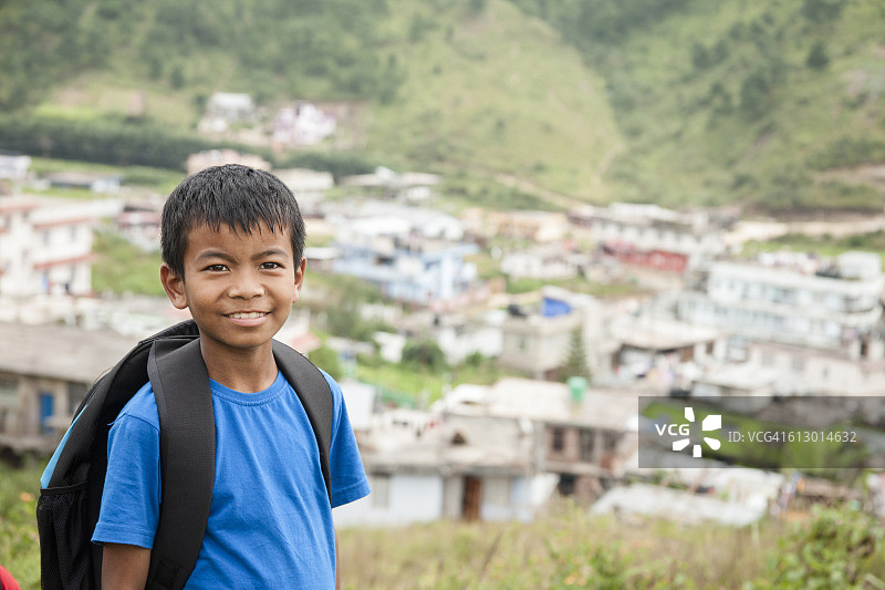 在印度城市户外快乐的亚裔男孩图片素材