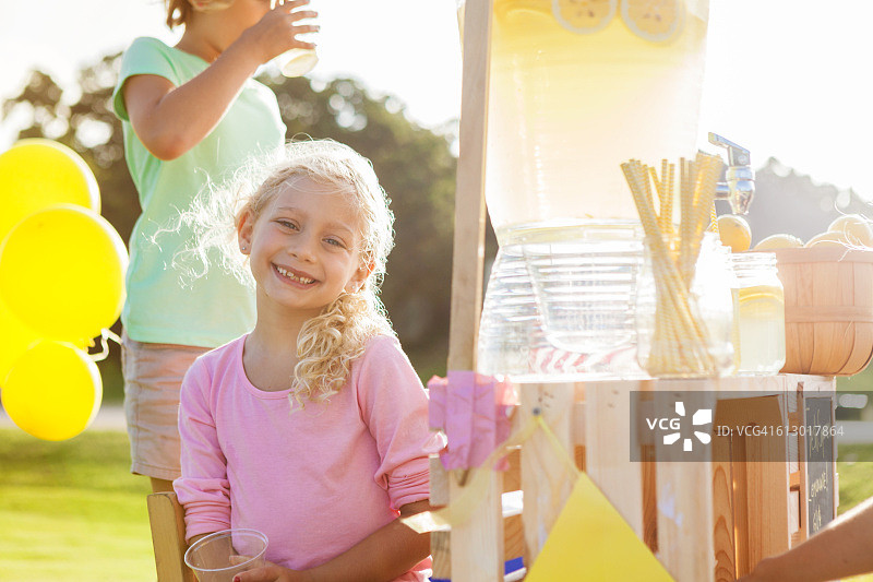 售卖柠檬汁的可爱小学生图片素材