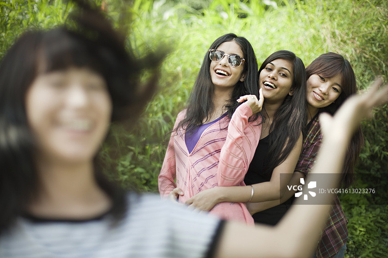 快乐的亚洲女孩在户外一起玩耍图片素材