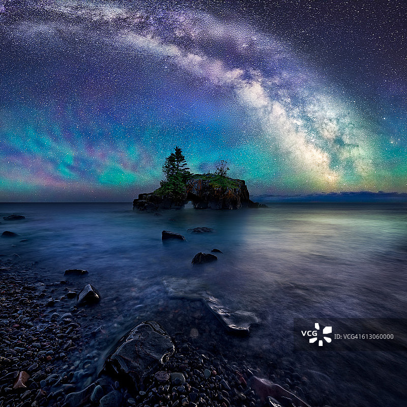 空心岩上的银河图片素材