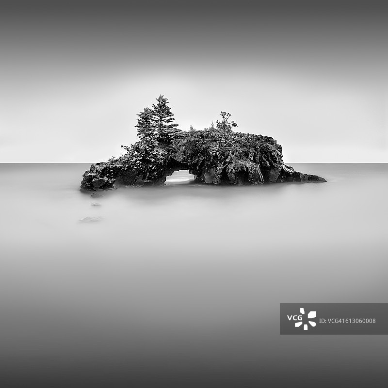 黑白静物——空心岩石图片素材