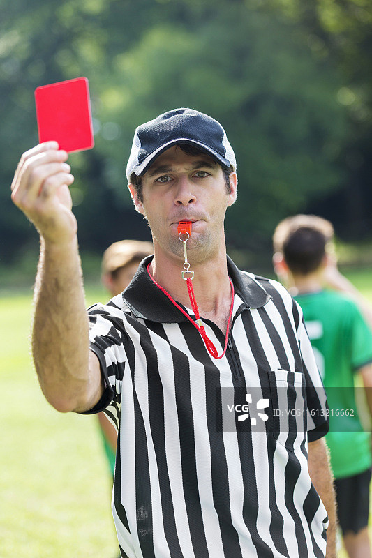 足球裁判吹哨并出示红牌图片素材