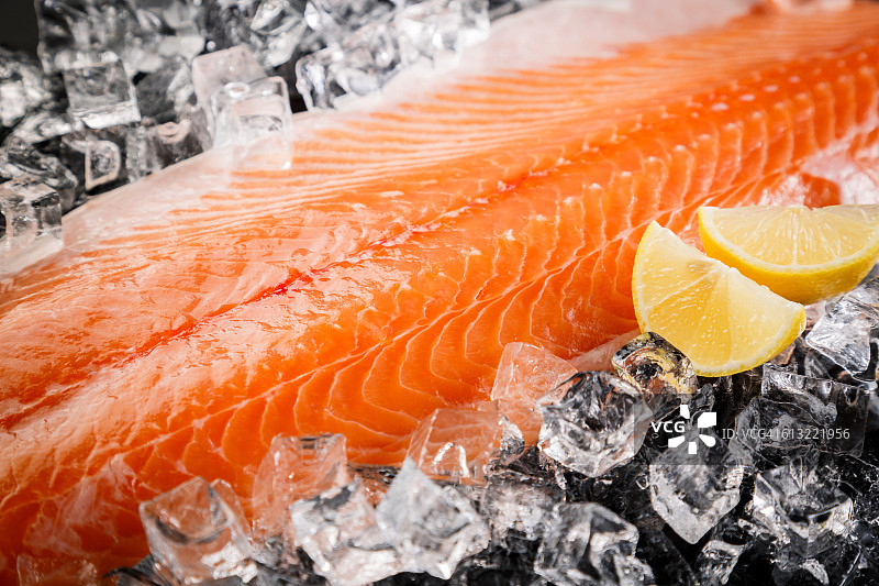 黑色背景上的新鲜三文鱼图片素材