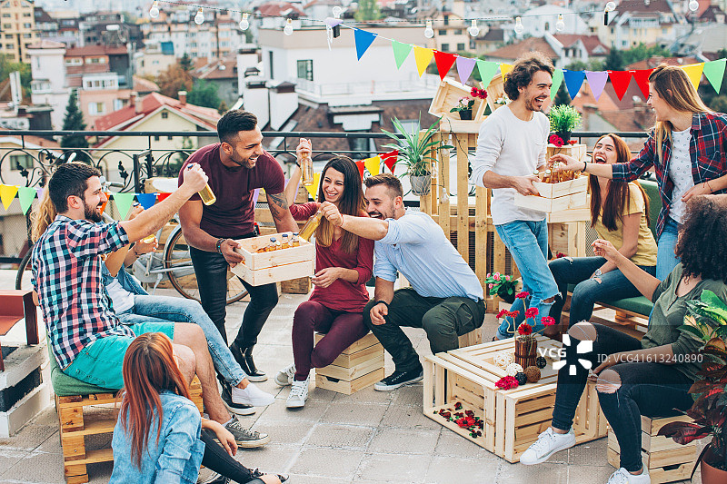 一群年轻人在屋顶聚会图片素材