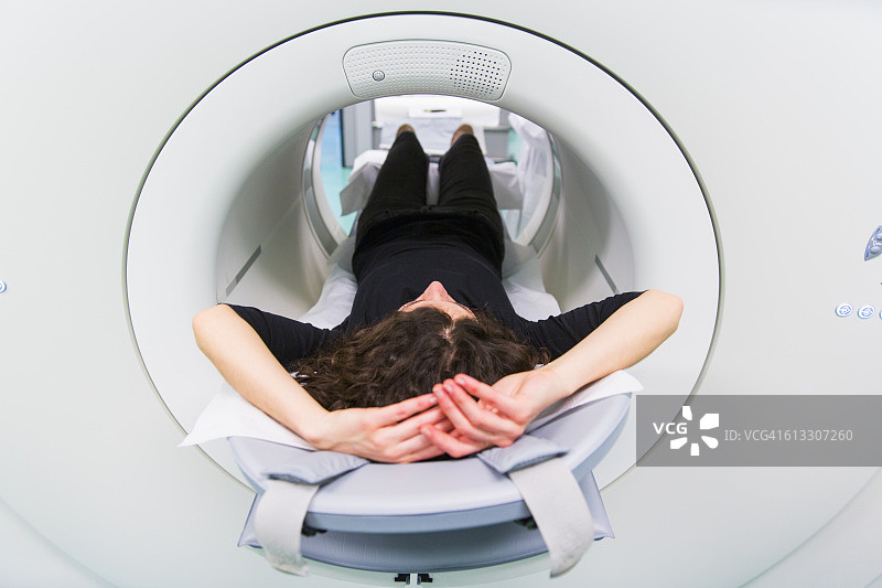 肿瘤研究所场景：年轻女性等待PET扫描图片素材