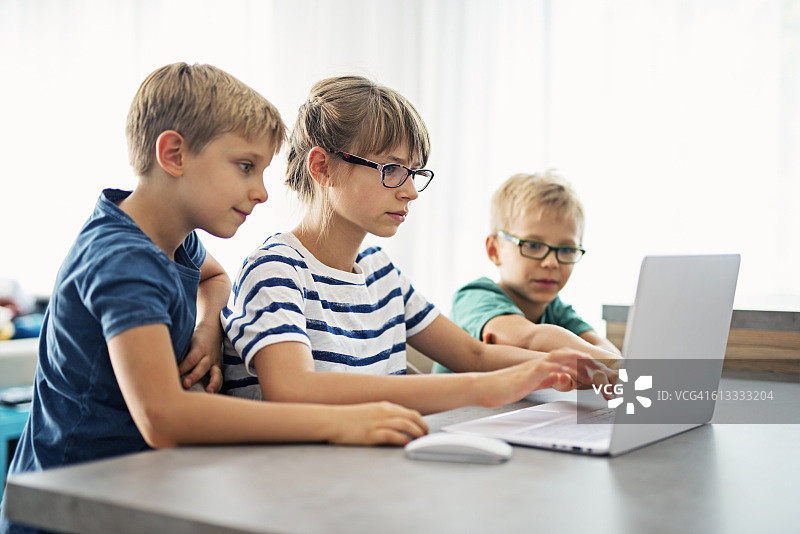 孩子们在家学习编程图片素材
