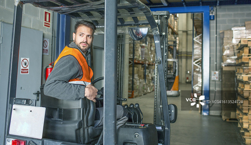 在仓库中驾驶叉车图片素材