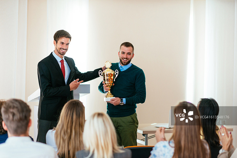 总统向商业竞赛获胜者颁发奖杯图片素材