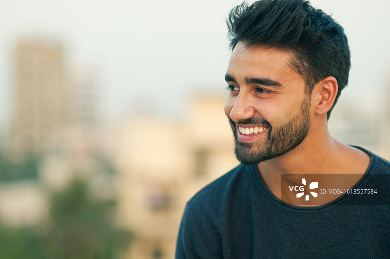 美丽的微笑男人肖像图片素材
