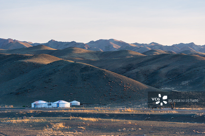 蒙古戈壁沙漠中的蒙古包营地图片素材