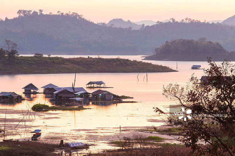 泰国北碧府Vajiralongkorn大坝上的浮动房屋图片素材
