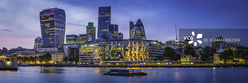 泰晤士河畔的未来主义伦敦摩天大楼日落景色图片素材