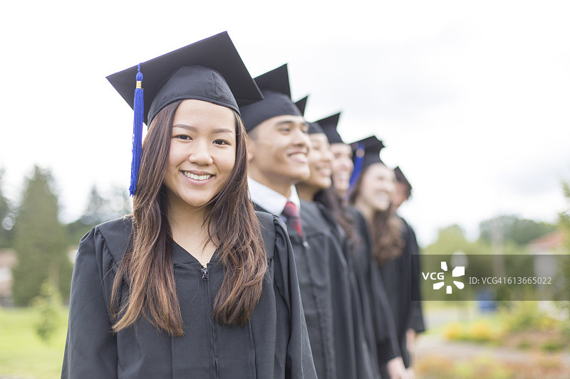 一群大学生穿着毕业礼服图片素材